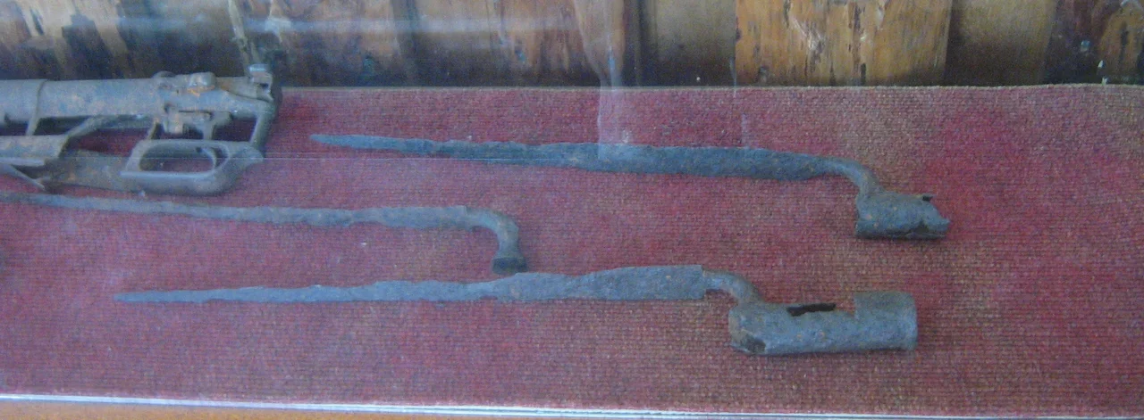 Bayoneta encontrada en el sitio del combate de Mocupulli (1 de abril de 1824) y expuesta en una vitrina del museo de Dalcahue, Chiloé, Chile.