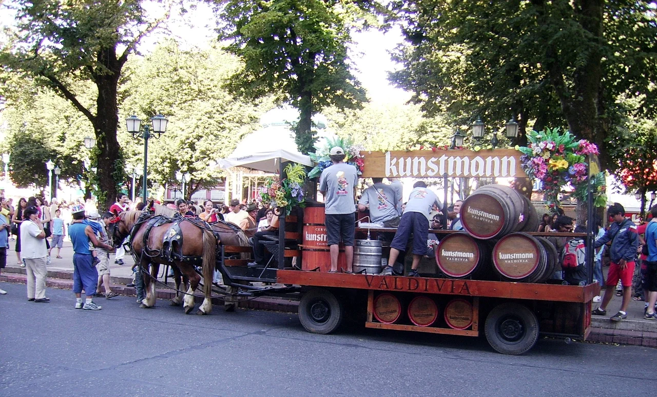 Carro de la cervecería Kunstmann, repartiendo cerveza a los transeúntes durante la Semana Valdiviana 2008.