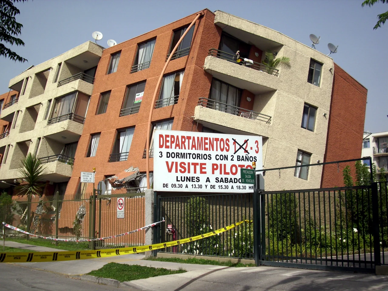 El edificio del condominio Don Tristán colapsado luego del terremoto que afectó a Chile la madrugada del 27 de febrero de 2010. Dirección: Trstán Valdés 216, Maipú, Santiago de Chile.