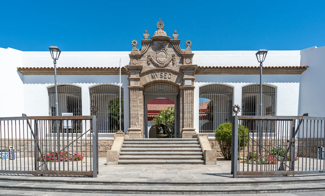 It is a museum located in the center of the city of La Serena, capital of the Coquimbo Region. It was created on April 3, 1943.
Currently, the Archaeological Museum of La Serena has valuable archaeological collections from the Atacama and Coquimbo cultures (Molles and Diaguitas). In addition, it houses a monumental moai of the Rapa Nui culture in a room dedicated to Easter Island.