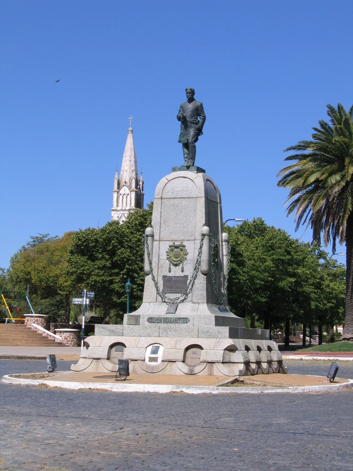 Statue de Clément Cabanettes, cofondateur de la ville de Pigüé avec Eduardo Casey,devant l'église.