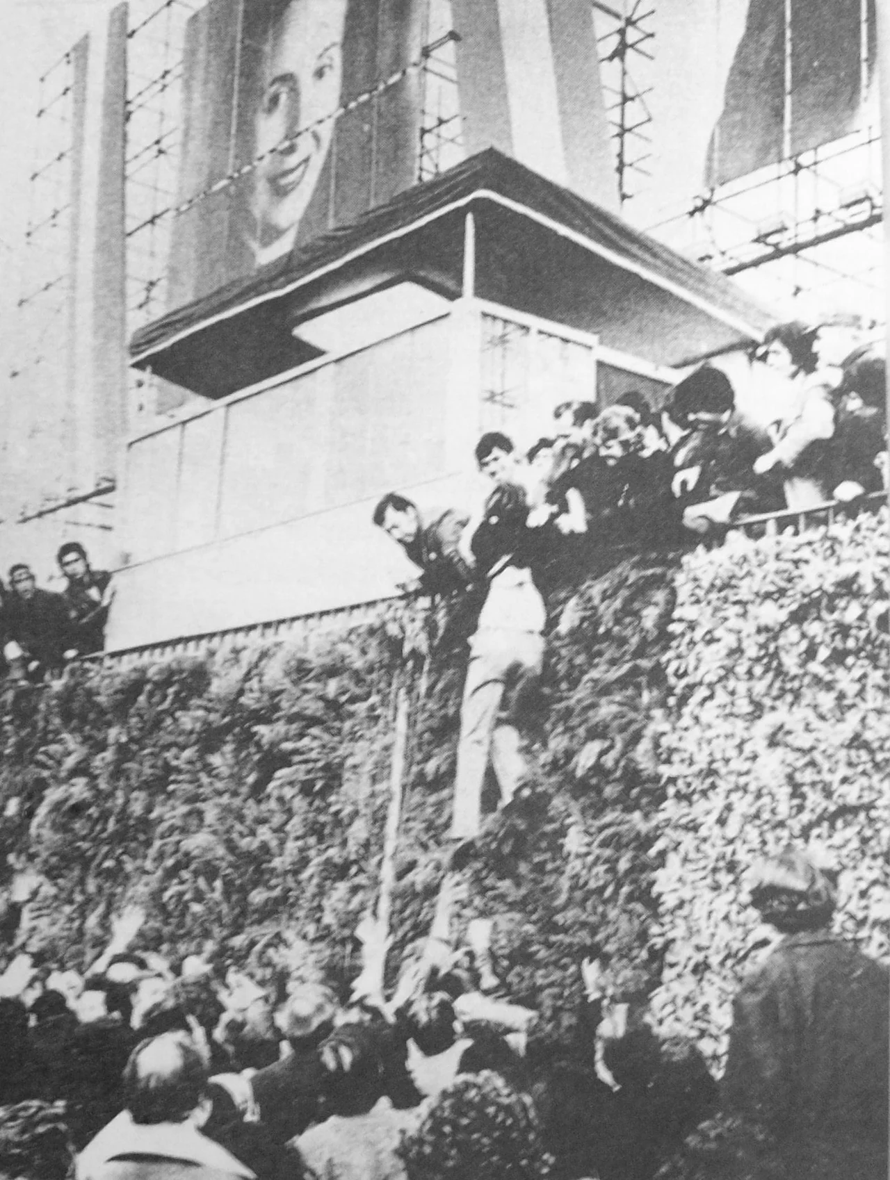 Photo of Juan José Rincón, Press Secretary of the Peronist Youth of the Argentine Republic (JPRA) of Avellaneda, suffering an attempted lynching from the box where Perón should have spoken, on his return to Argentina, during a violent event known as The Ezeiza Massacre. Source: Zicolilo, Jorge (2013), The era of the butts. The Peronist right and unionism. Buenos Aires: Vergara, pp. 144-146