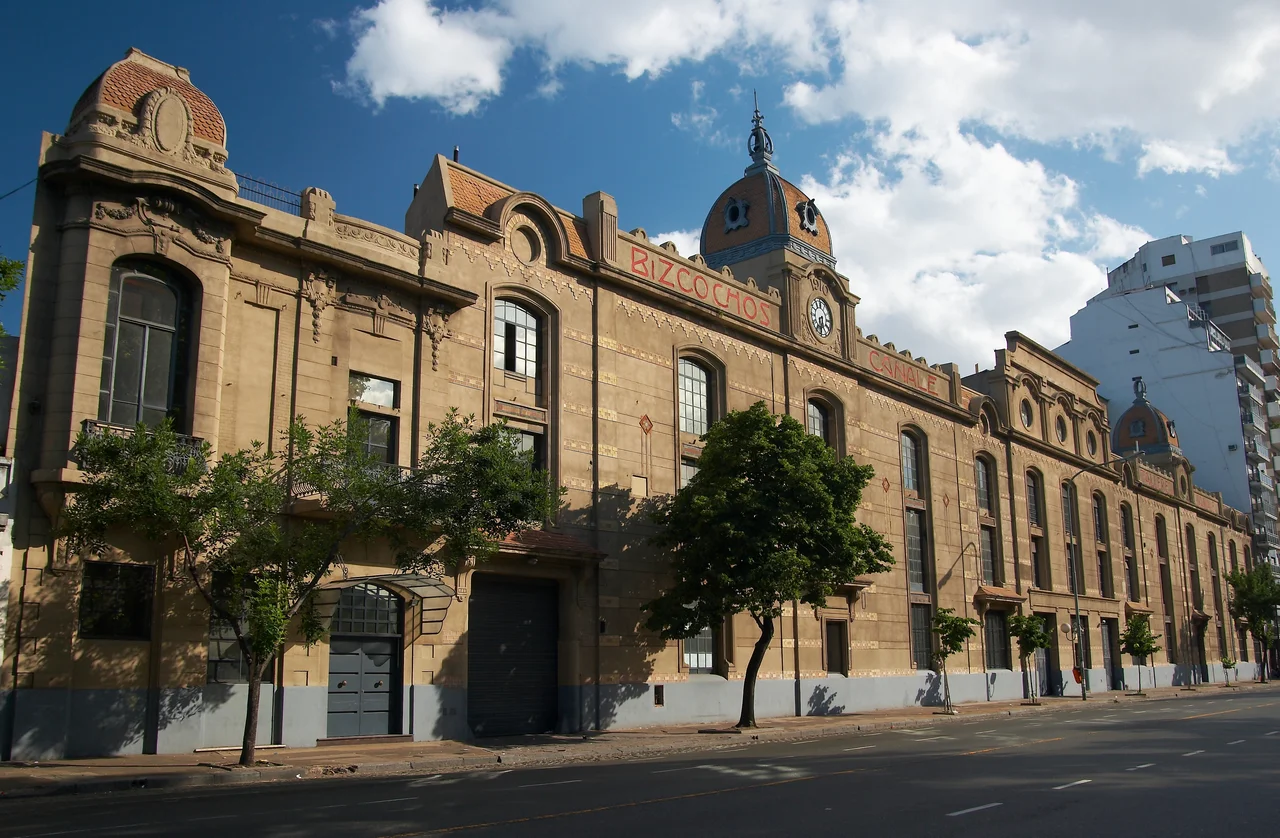 Palacio Lezama (ex-Bizcochos Canale). Av. Martín García 344, barrio de La Boca, Buenos Aires, Argentina.