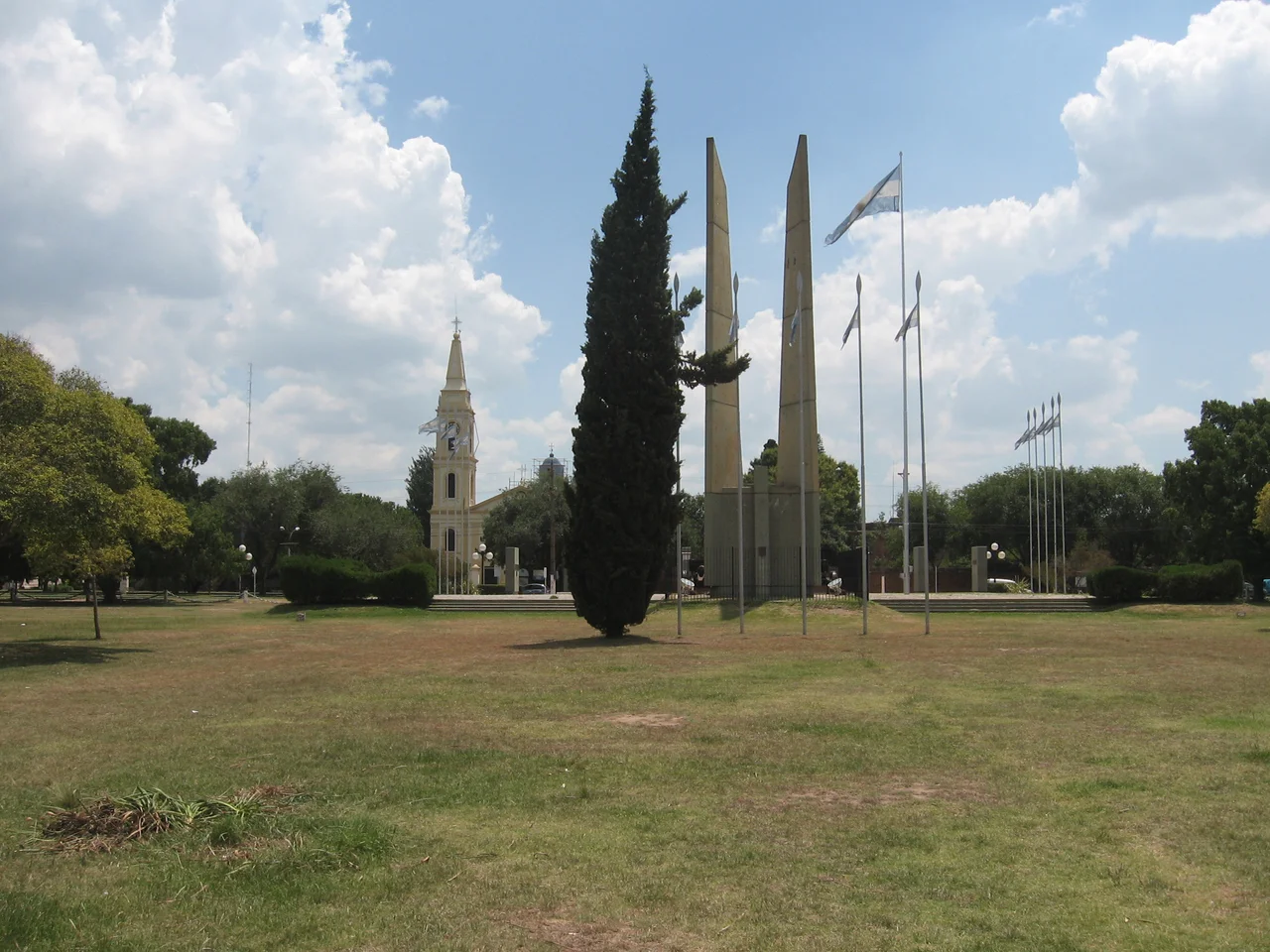 Campo de la Gloria, donde se celebró la Batalla de San Lorenzo. Al fondo se distinguen el Monumento a la batalla y el Convento San Carlos