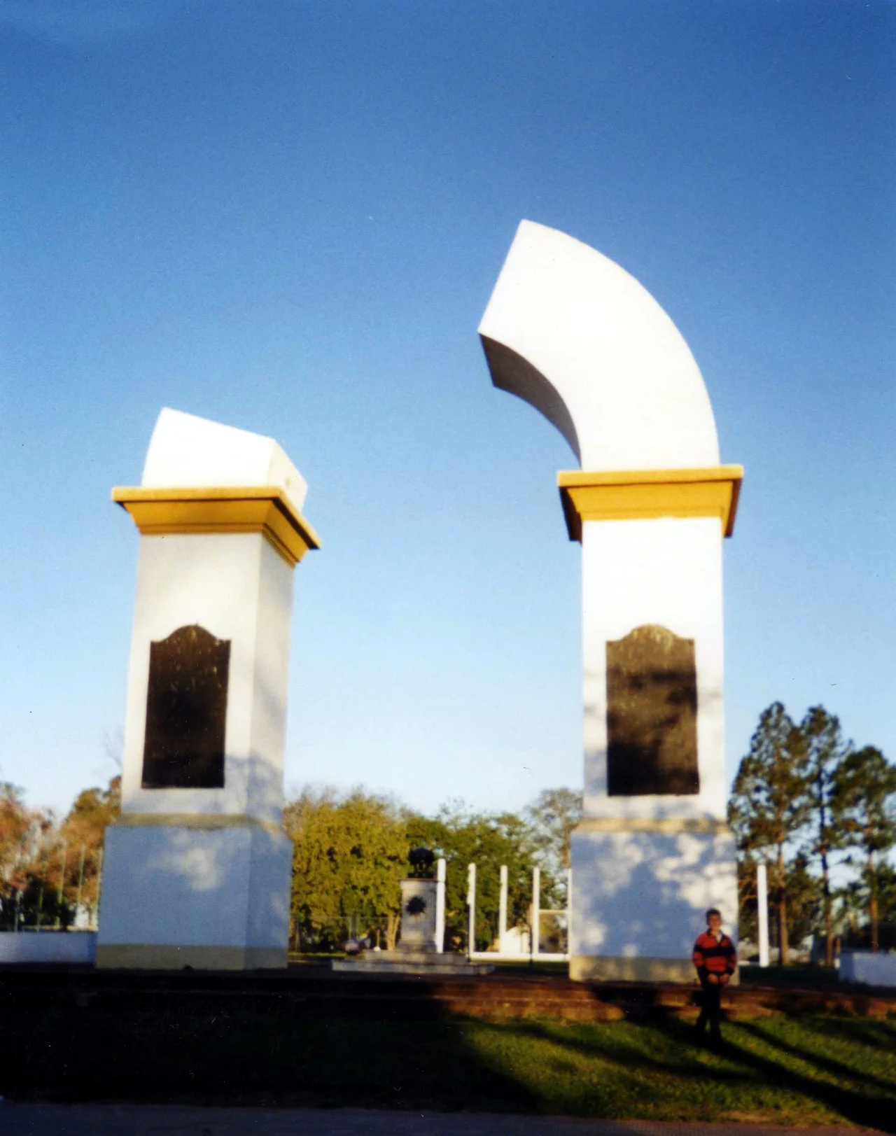Arco Trunco en homenaje a los caídos en Malvinas, en la localidad argentina de Yapeyú, Corrientes.