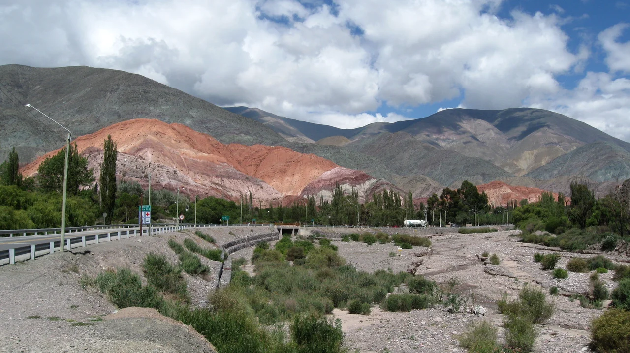 Cerro de los siete colores (Purmamarca, provincia de Jujuy, Argentina) vista desde la Ruta