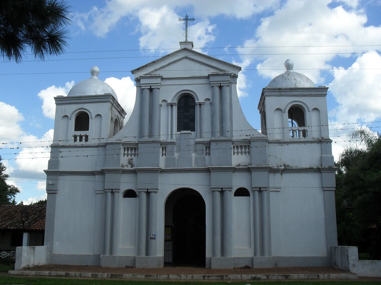 Vista frontal de la Iglesia de Santiago Misiones