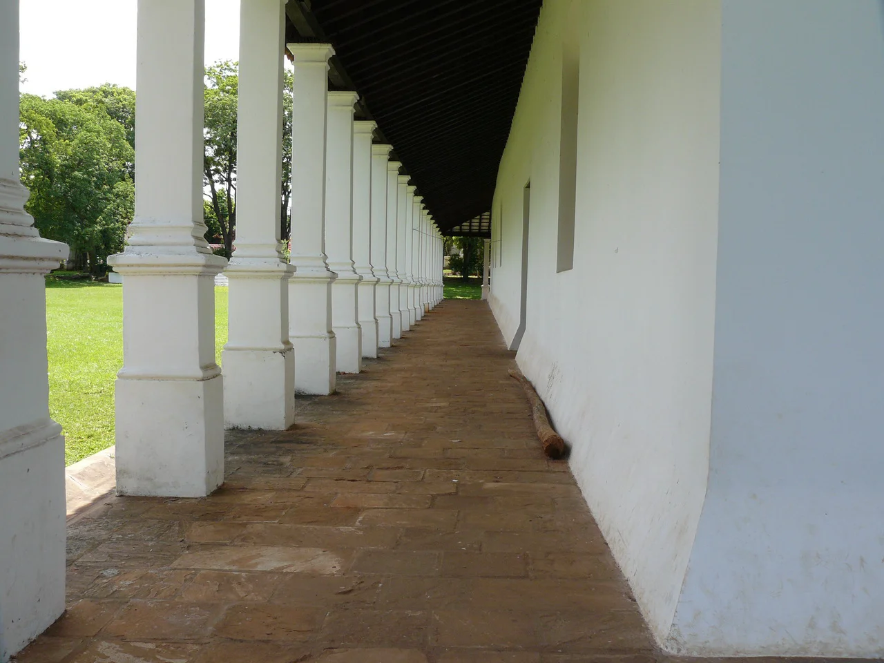 Fotos tomadas por mí, a inicios del año 2008		

costado de la iglesia de yaguaron