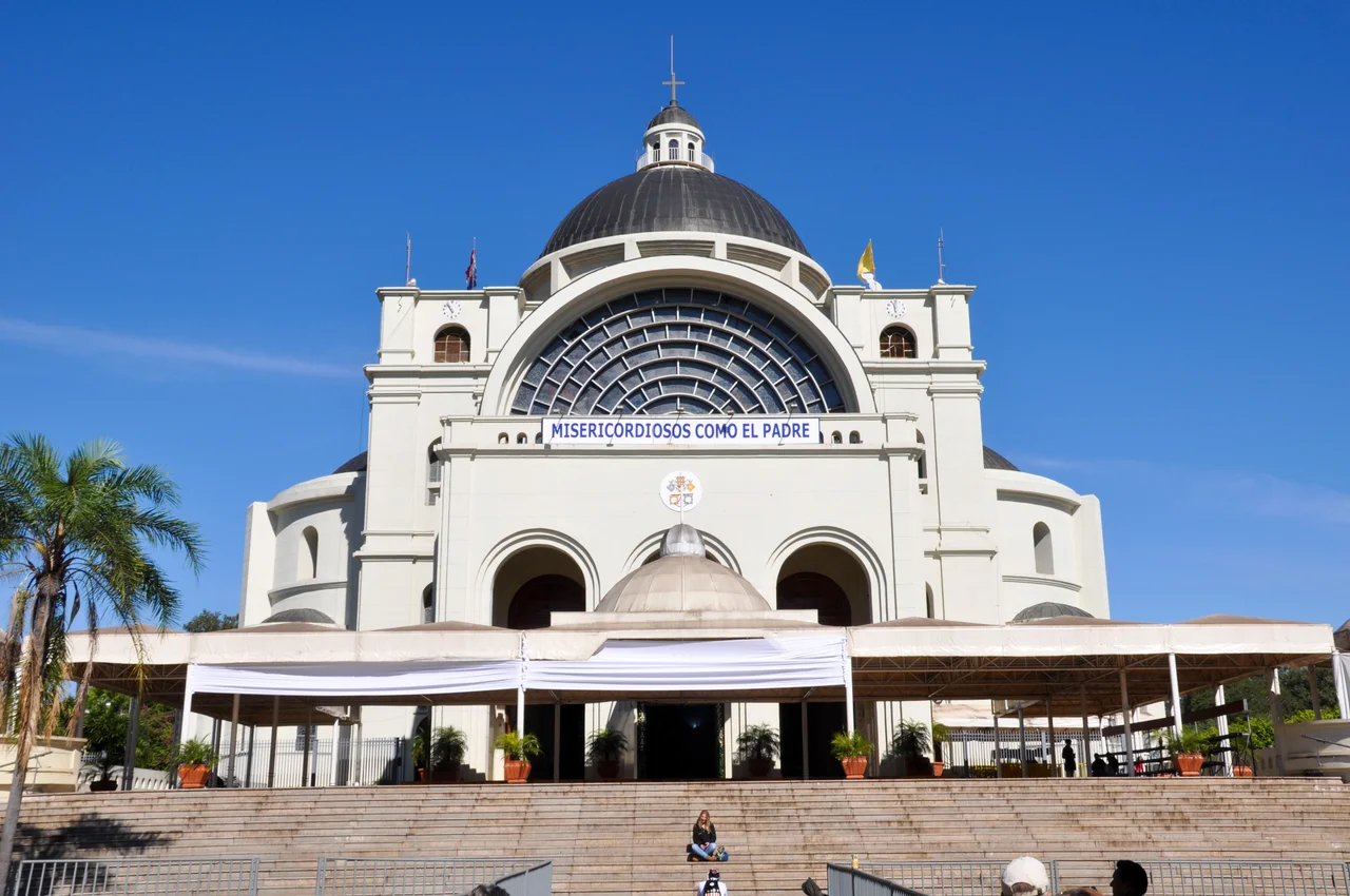 Basílica de la Virgen de los Milagros in Caacupé