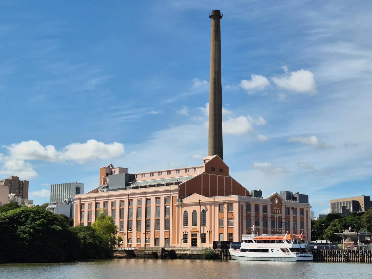 View of the Usina do Gasômetro from the Guaíba River