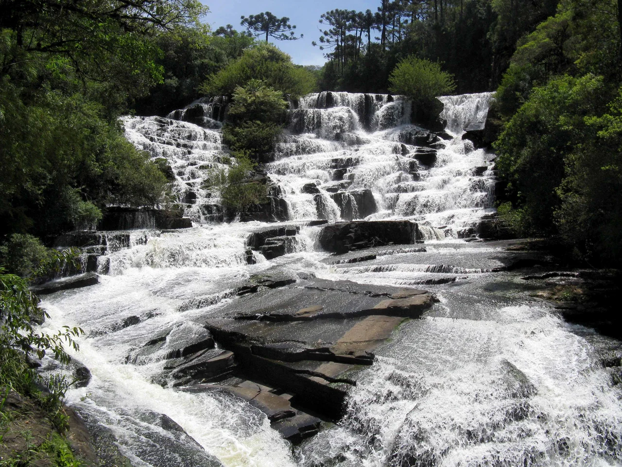 This is a waterfall that begins before the famous "Caracol Waterfall" . But it's  very pretty too.