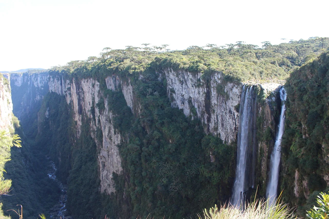 Foto da cachoeira Véu de Noiva no Canyon Itaimbézinho do Parque Nacional dos Aparados da Serra, ela forma o rio que corre por grande parte do belíssimo Canyon