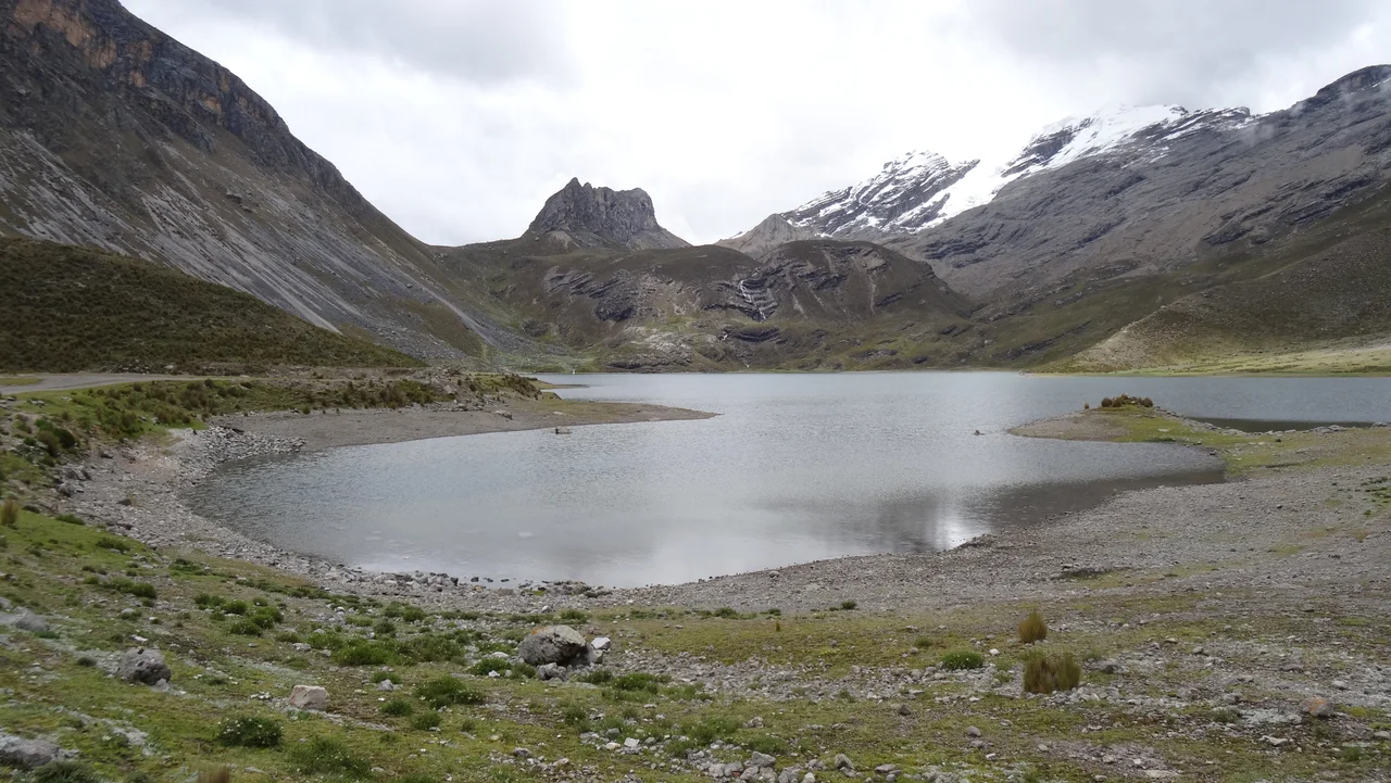 Lago Chalhuasarinan y al fondo el cerro Cushuropata de la cordillera Raura.