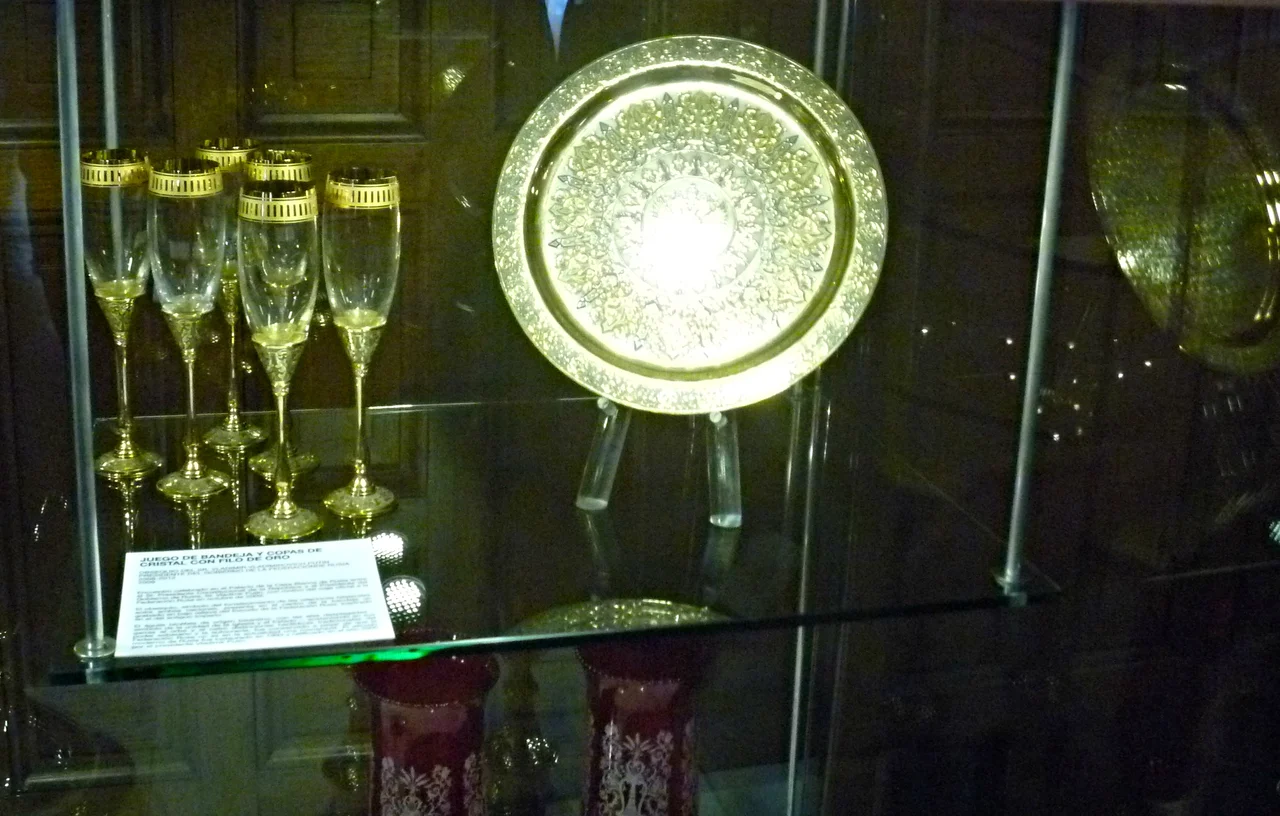 La Vitrina Europa, ubicada en el Salón de Banquetes del Palacio de Carondelet, exhibe los obsequios entregados al presidente Rafael Correa en las visitas de Estado en y desde países de Europa. En la imágen una colección de copas y platón de oro, obsequio del gobierno de Rusia en 2010.