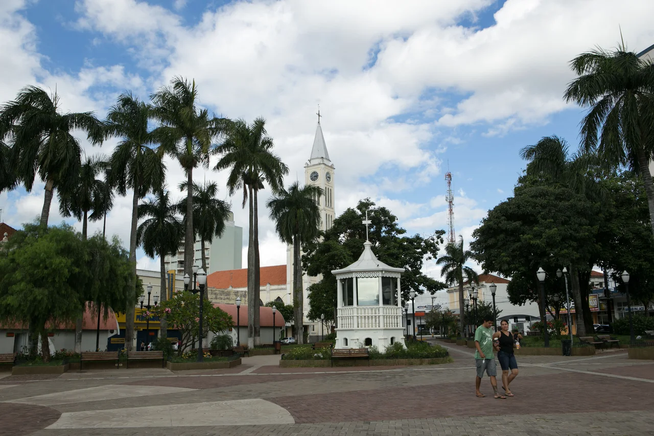 Praça Dr. Gama, marco central da cidade de Birigui, no interior do estado de São Paulo.