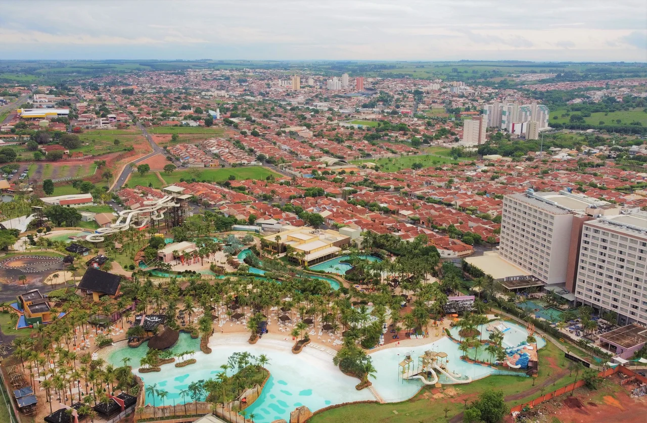 Imagem de drone do alto de Olímpia, a partir do Parque Aquático Hot Beach.