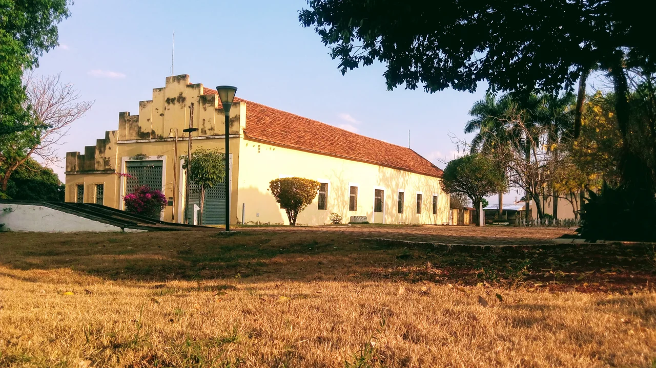 Founded in 1989, the museum is located in a building that used to be a mechanical workshop for locomotives of railway in Goiás, Brazil. It is listed as historical and cultural heritage of Goiás and its collection comprises two locomotives and many ancient objects about railway history in central region of Brazil.