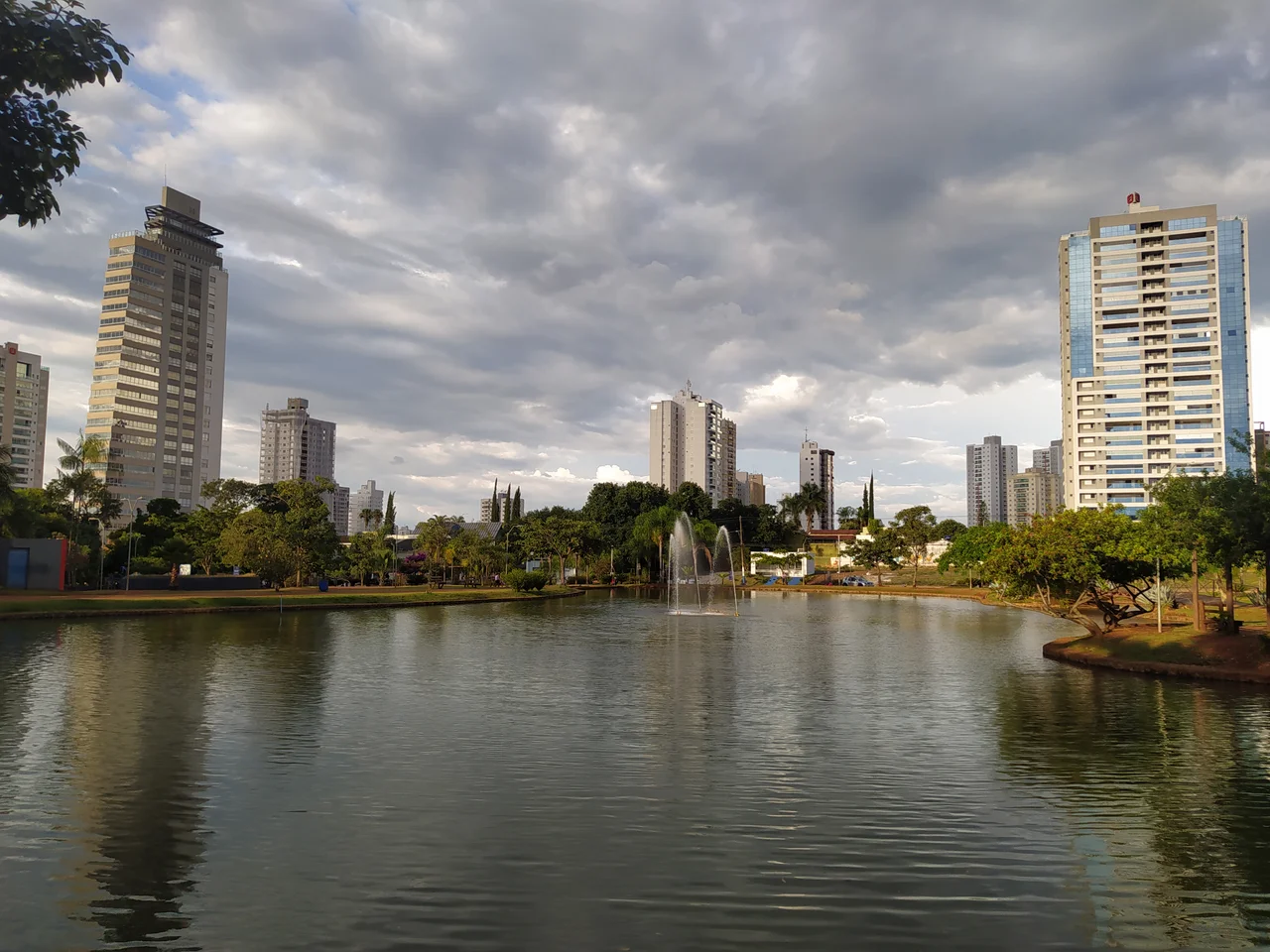 Vista do bairro Jundiaí a partir de um dos lagos do Parque Ambiental Ipiranga, em Anápolis, Goiás, Brasil. Abril de 2022.