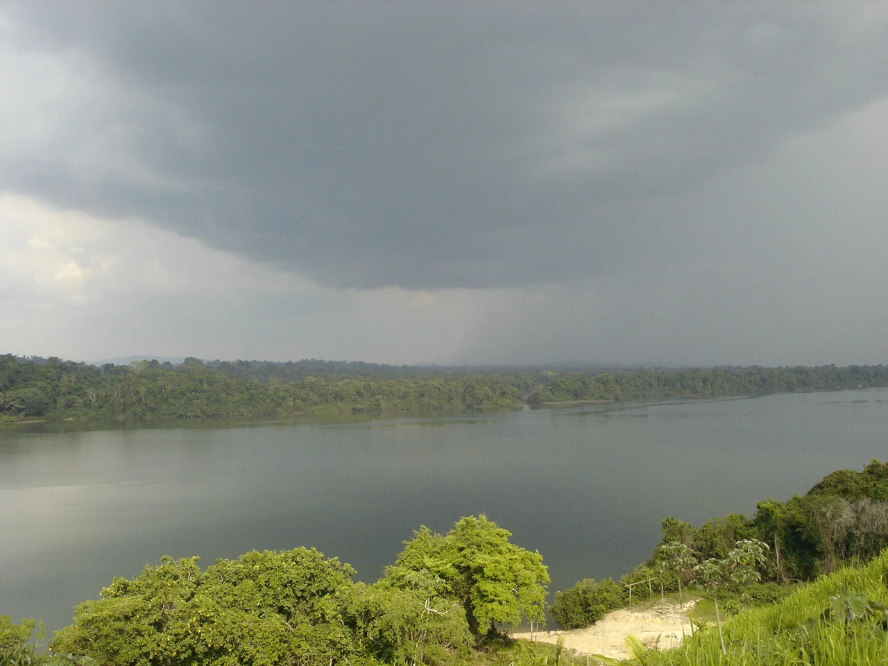 Esperando a chuva no Rio Xingu, dentro do Parque Nacional da Serra do Pardo, Estado do Pará.