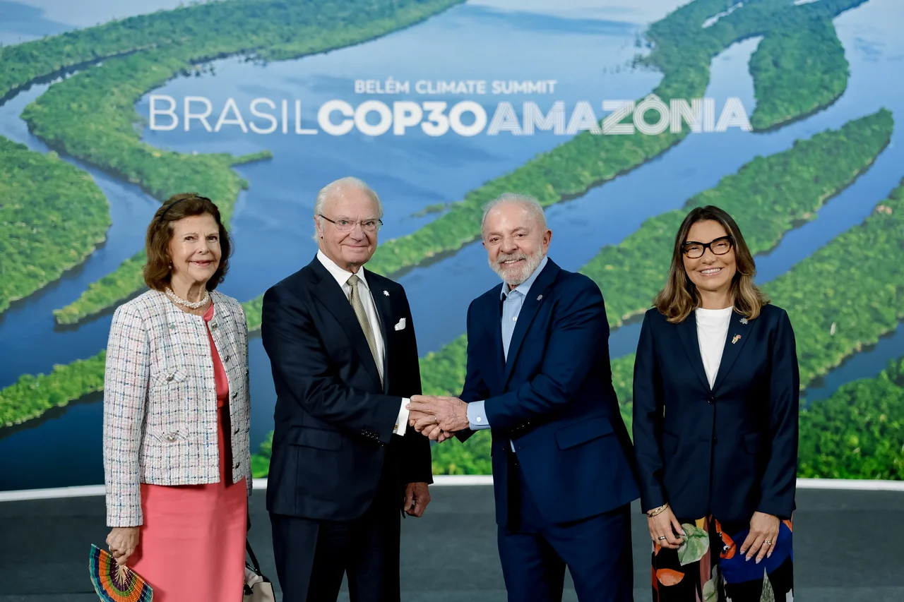 Presidente da República, Luiz Inácio Lula da Silva, com o Rei Carl XVI Gustaf e a Rainha Silvia da Suécia, durante a recepção oficial dos Chefes de Delegação da Cúpula do Clima (COP30). Parque da Cidade – Belém (PA)
Foto: Ricardo Stuckert / PR