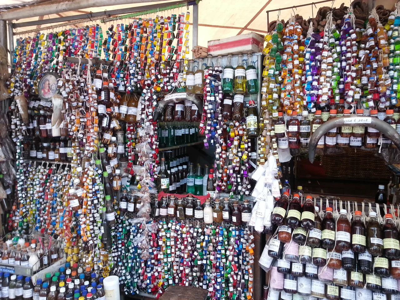 Uma amostra dos inúmeros fitoterápicos, mandingas e crendices comercializados no Mercado Ver-O-Peso, em Belém do Pará.