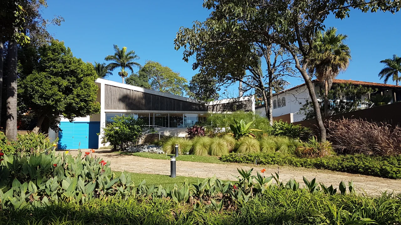 Frontal view of the garden of Casa Kubitschek