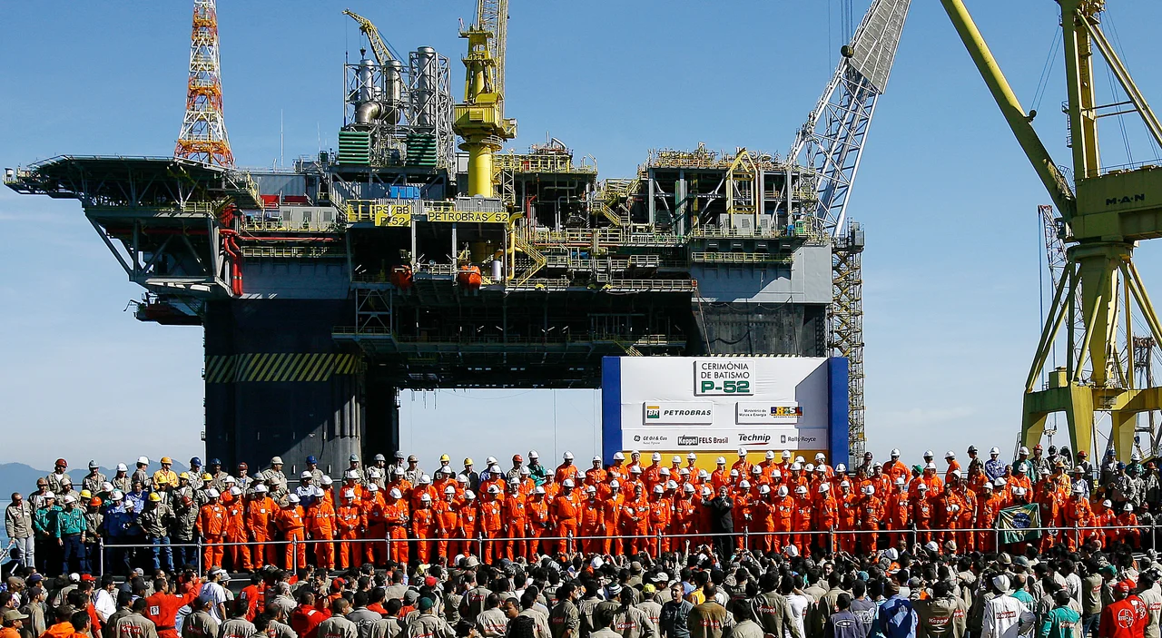 Angra dos Reis (RJ) - Presidente Luiz Inácio Lula da Silva durante cerimônia de batismo da Plataforma P-52, ao lado de funcionários da Petrobrás.