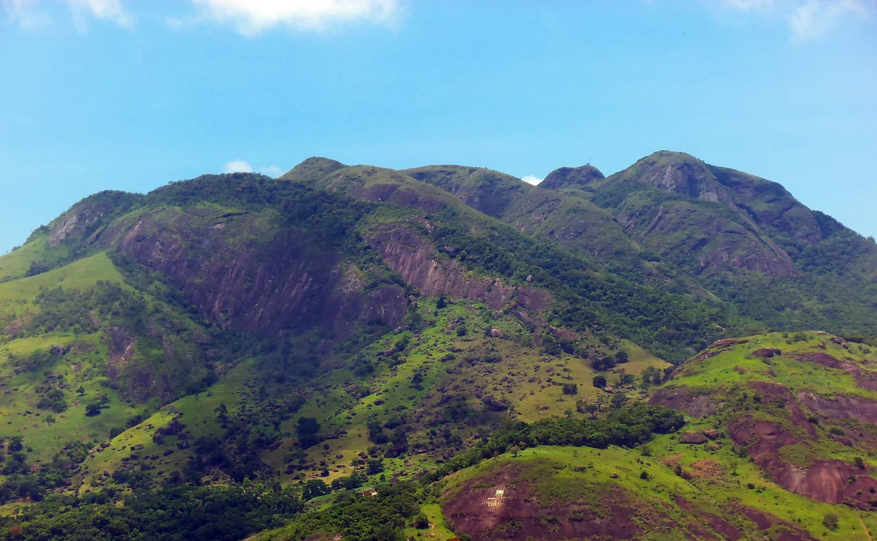 Mestre Álvaro, visto da BR-101 entre os bairros Planalto Serrano e Vista da Serra II.