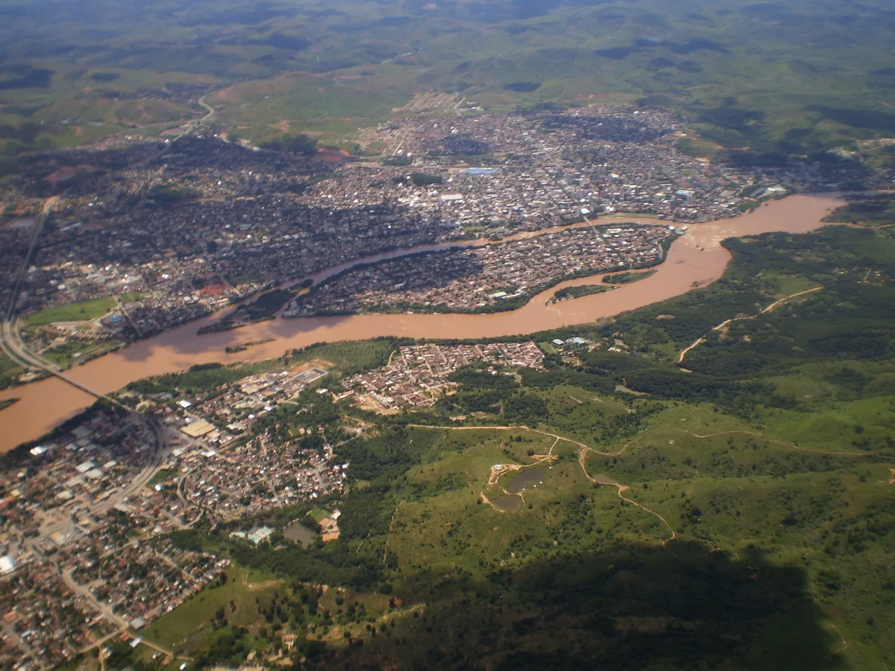 Doce River and parcial view of Governador Valadares City, Minas Gerais, Brazil.