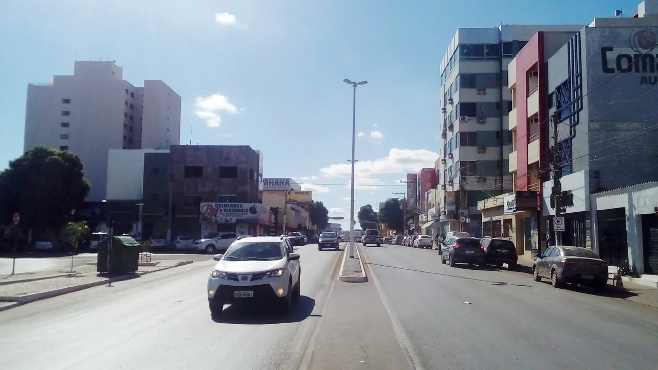 Avenida Benedita Silveira, uma das principais e mais movimentadas avenidas de Barreiras, Bahia (Brasil)