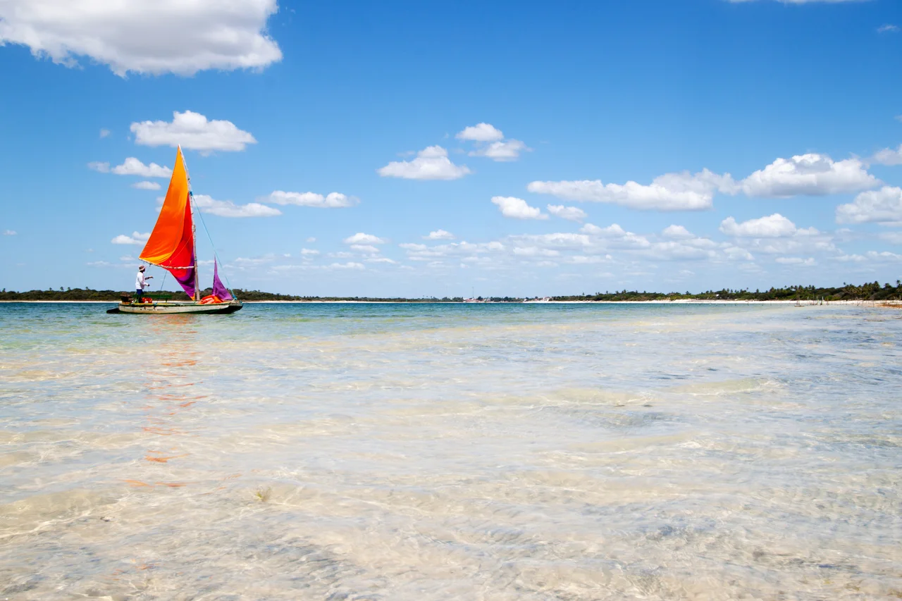 Barco na Lagoa Azul em Tatajuba, Ceará.