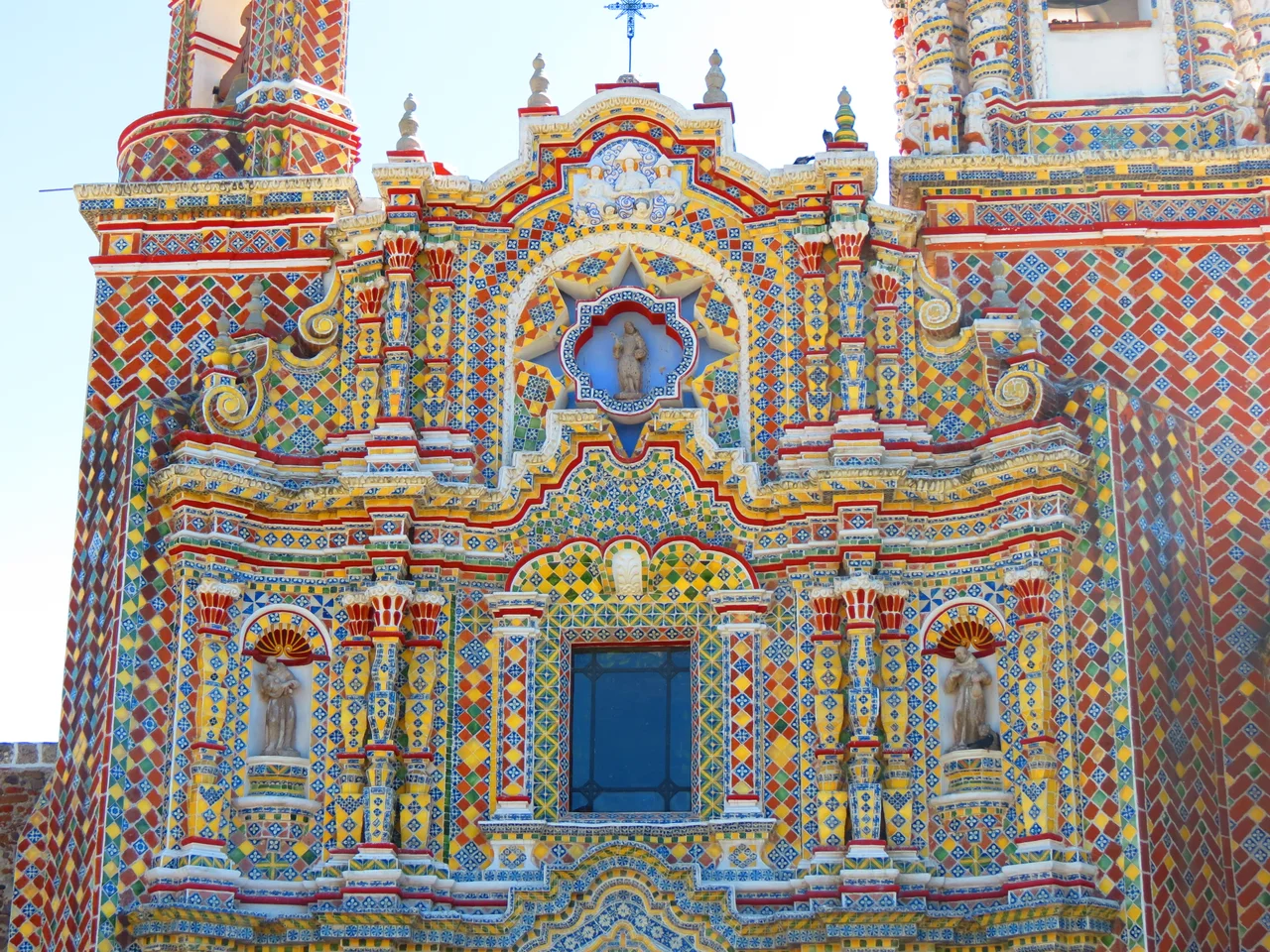 Detalle de la fachada del Templo de San Francisco Acatepec, Puebla, Pue.