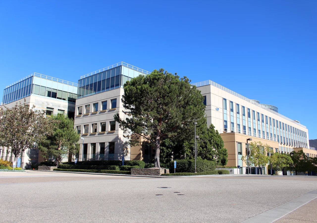 One of the many buildings at Amgen headquarters in Thousand Oaks, California.  Photographed by user Coolcaesar on July 4, 2016 (replacing an older version taken on July 7, 2012).