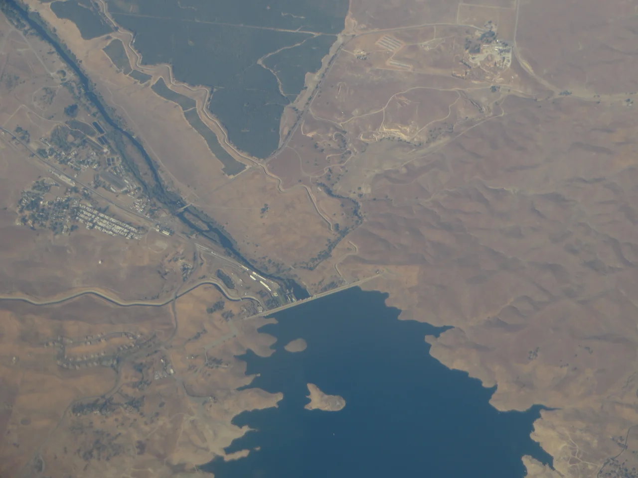 Millerton Lake is an artificial lake near the town of Friant about 15 mi (24 km) north of downtown Fresno. The reservoir was created by the construction of Friant Dam on the San Joaquin River which with the lake serves as much of the county line between Fresno County to the south and Madera County to the north.
Part of the Central Valley Project, the dam was built by the United States Bureau of Reclamation and was completed in 1942. The lake stores water for irrigation, which is distributed by the Madera and Friant-Kern Canals to the San Joaquin Valley. It has a capacity of 520,528 acre·ft (0.642062 km3).
Secondary uses include flood control and recreation, including swimming, fishing, water skiing and camping. A 25 MW hydroelectric plant operated by the Friant Power Authority produces electricity from large releases and two smaller plants use water released for a fish hatchery and to maintain minimum-flow in the river.
Prior to the construction of Friant Dam, the current lake bed was the site of the town of Millerton, the first county seat of Fresno County.
By diverting most of the San Joaquin River for irrigation, the Friant Dam has caused about 60 miles (97 km) of the river to run dry except in high water years when floodwaters are spilled from the dam. The desiccation of the river has caused the degradation of large stretches of riverside habitat and marshes, and has nearly eliminated the historic chinook salmon run that once reached about 15,000 fish each year. Reduction in flows has also increased the concentration of pesticide and fertilizer runoff in the river contributing to pollution that has further impacted aquatic species.
On September 13, 2006, after eighteen years of litigation, environmental groups, fisherman and the USBR reached an agreement on releasing part of the water currently diverted into the irrigation canals into the San Joaquin River in order to help restore the river and its native fish and wildlife. The first water was released on October 2, 2009 at a rate of 185 cubic feet per second (5.2 m3/s).[2] By 2014, these "restoration flows" will be increased to 302,000 acre feet (373,000 dam3) per year, or 417 cubic feet per second (11.8 m3/s), on top of the 117,000 acre feet (144,000 dam3) that is currently released for agricultural purposes. However, the river restoration project will cause a 12–20% reduction in irrigation water delivered from Friant Dam.
en.wikipedia.org/wiki/Millerton_Lake

en.wikipedia.org/wiki/Wikipedia:Text_of_Creative_Commons_...