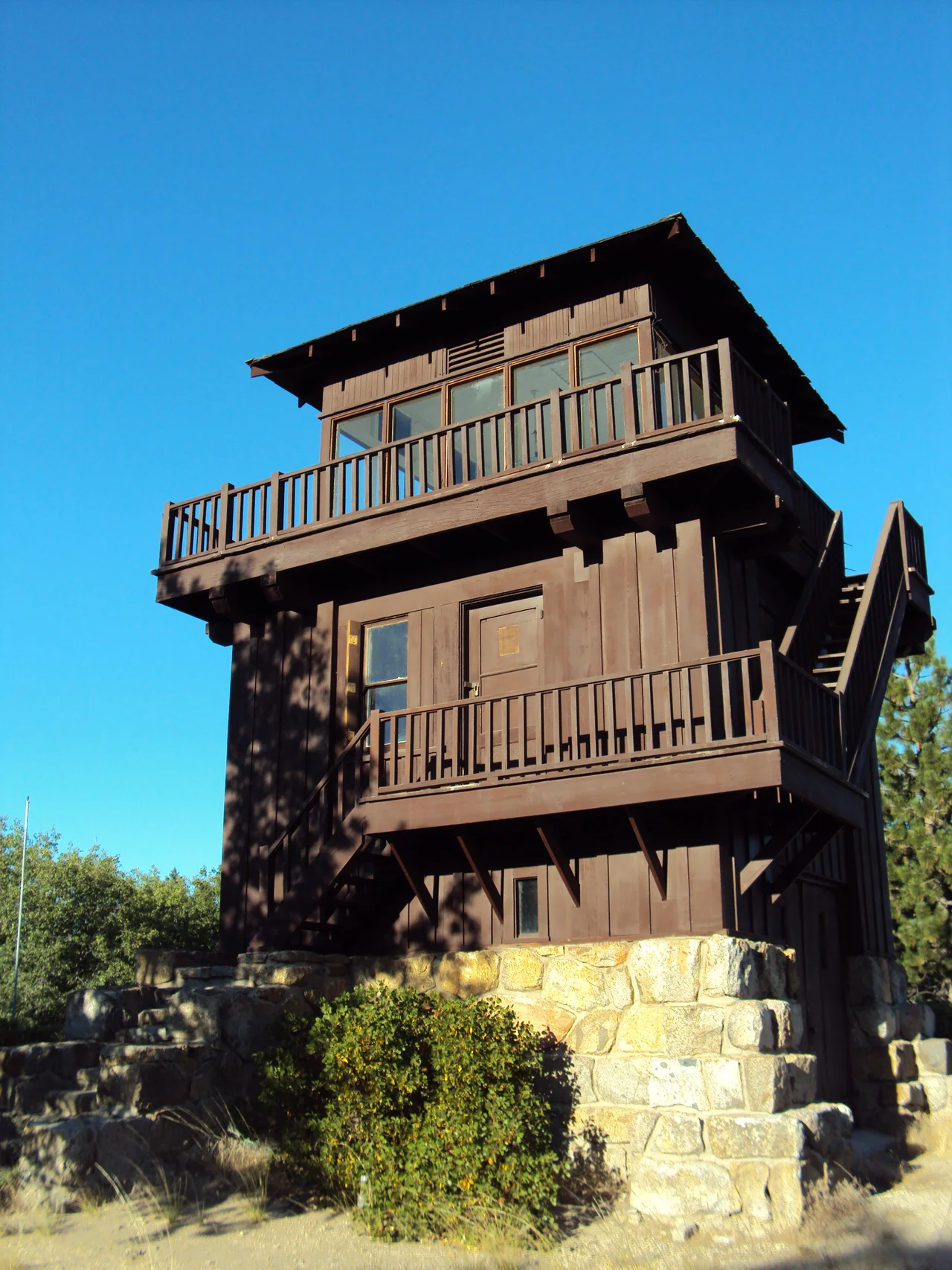 The Henness Ridge Fire Lookout — in western Yosemite National Park, California.
Building by the Civilian Conservation Corps, built in 1939 in the Rustic style.