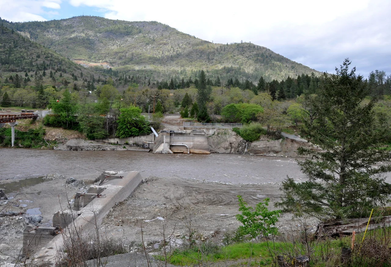 Remains of Savage Rapids Dam on the Rogue River in the U.S. state of Oregon. The dam site is 5 miles (8.0 km) upstream of Grants Pass.