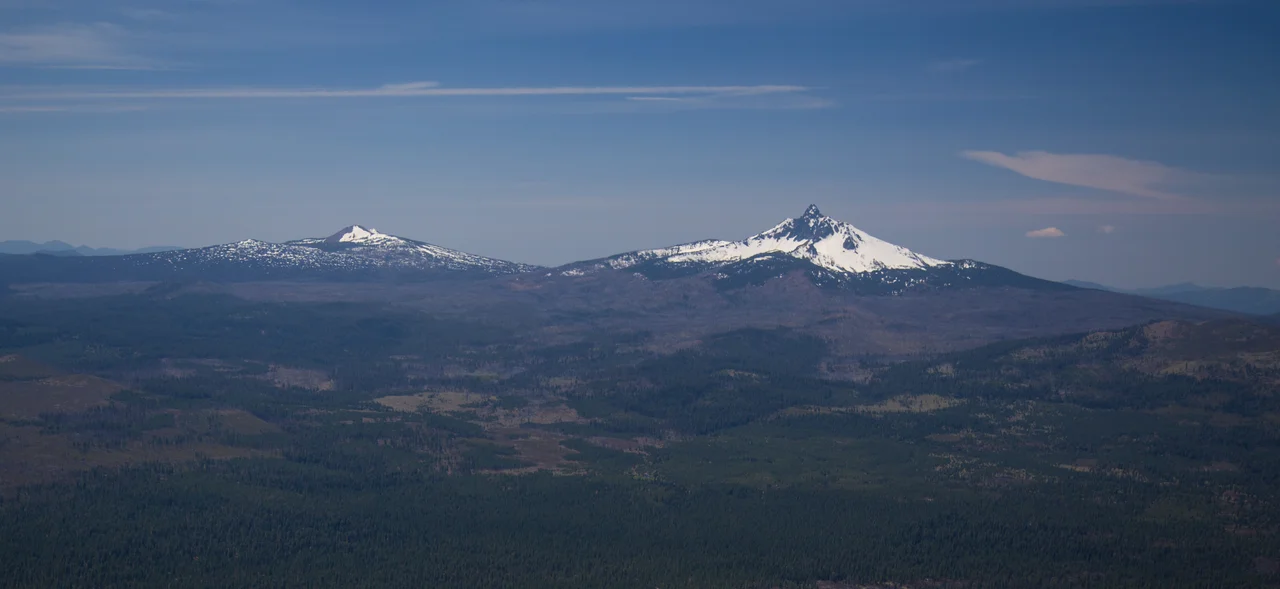Mount Washington (Oregon) (right) and Belknap Crater seen from Black Butte summit