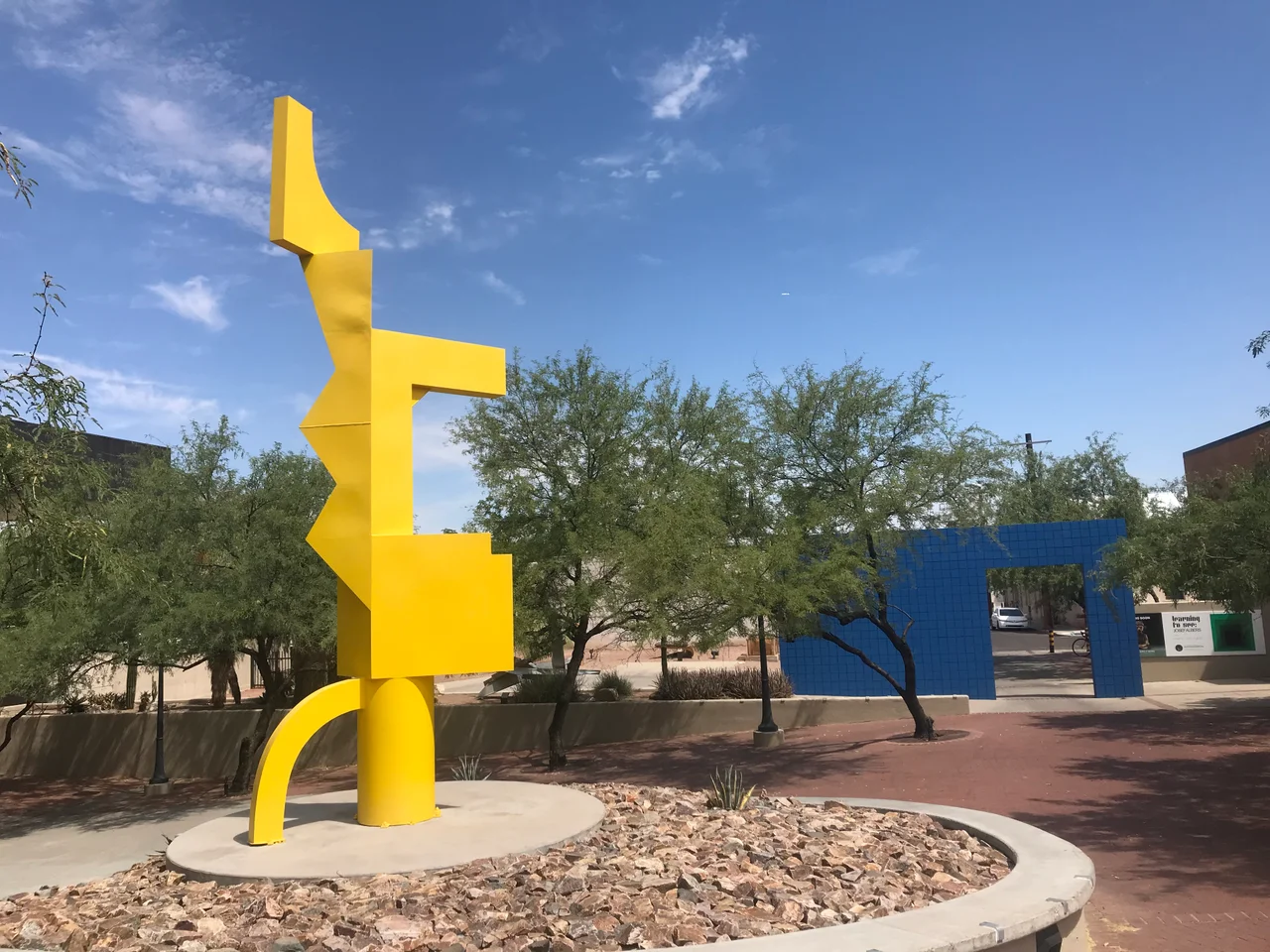 Entrance to Tucson Museum of Art. A 100º Sunday morning after breakfast, visited art of Fernando Botero, Jacques Lipschitz, Pierre-Auguste Renoir and Alfred Sisley.