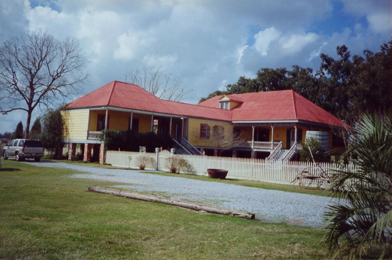 Laura Plantation, St. James Parish, Louisiana. Plantation house from back side.


Photo by Infrogmation, 2002