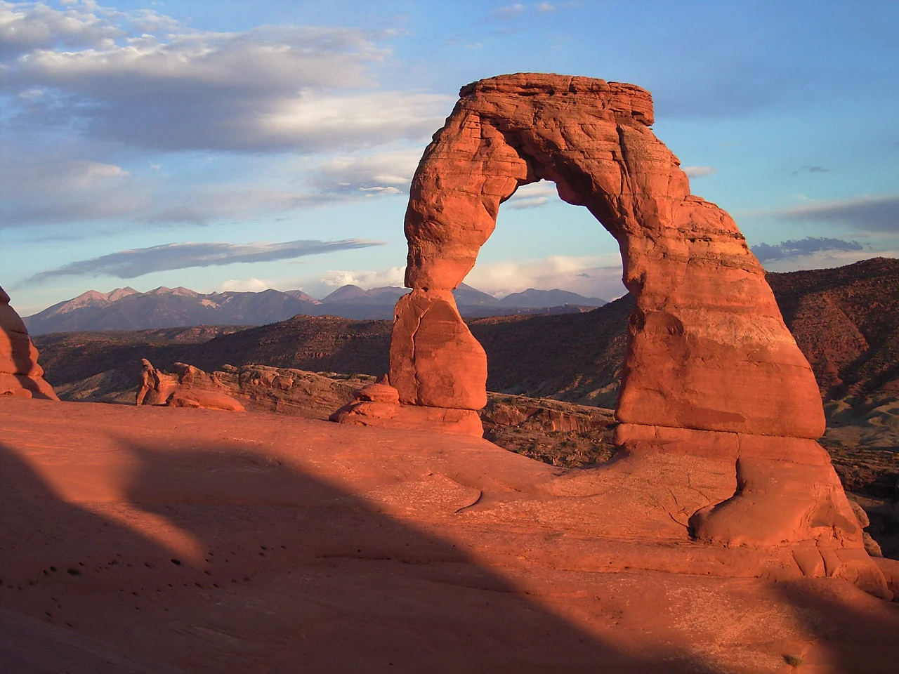 Sunset at Delicate Arch (Arches National Park, Utah).