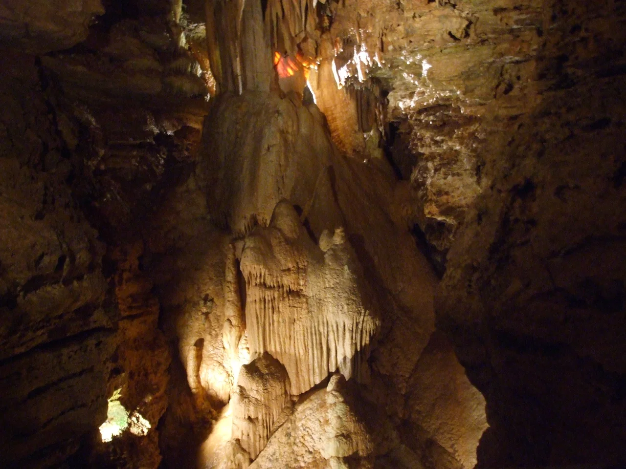 A formation in Marvel Cave, yes the title is spelled wrong