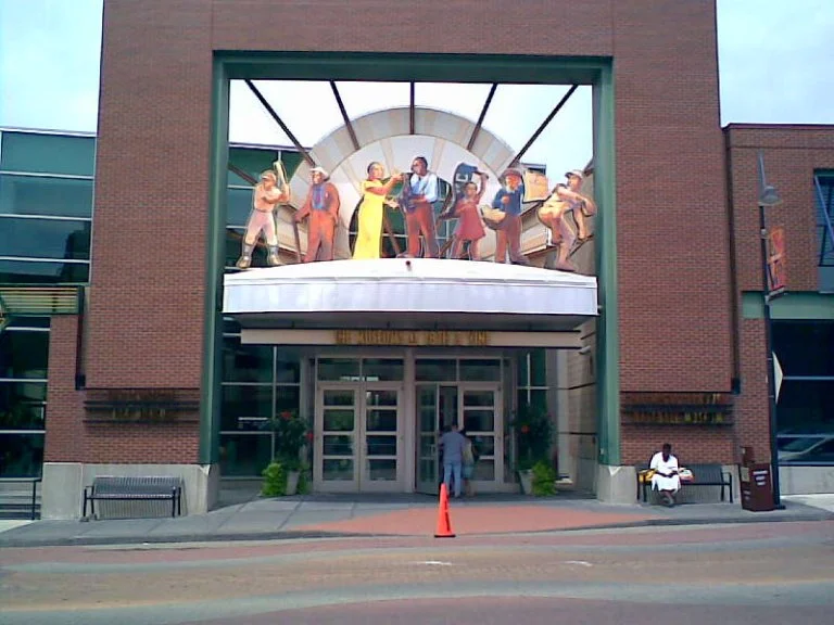 directly in front of negro league and jazz muses  19:40, 1 August 2007 . . SakuraAvalon86 . . 768×576 (87 KB)