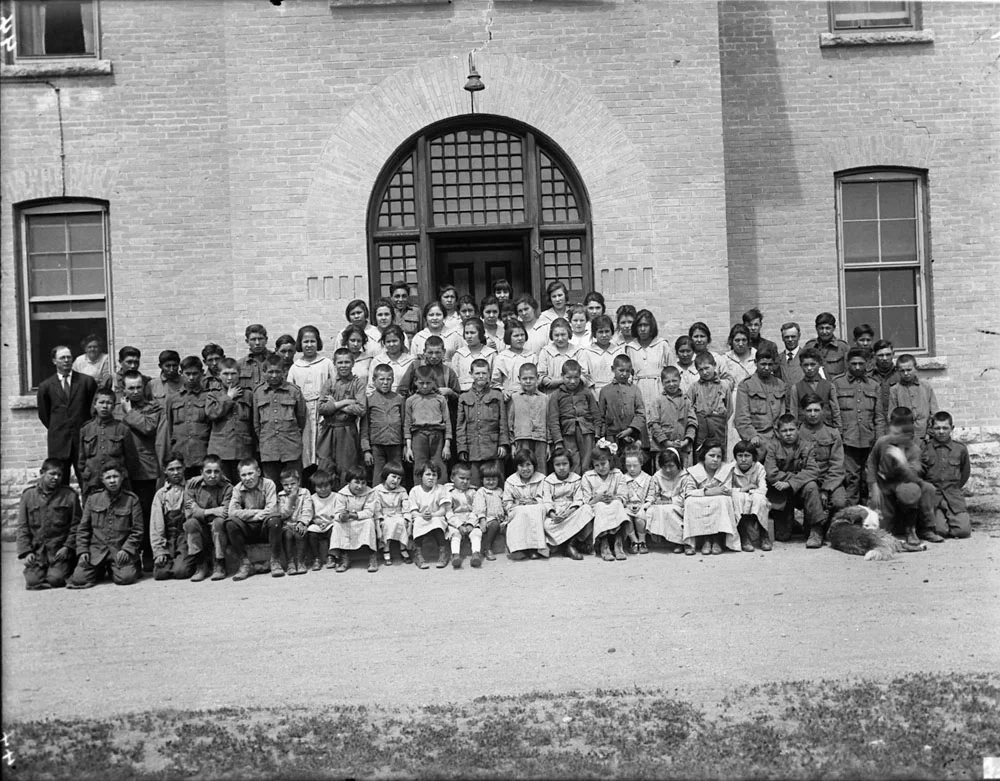 Group of students posing in front of the Brandon Indian Residential School, Brandon, Manitoba / Groupe d'élèves devant le pensionnat indien de Brandon, Brandon (Manitoba) 1946
