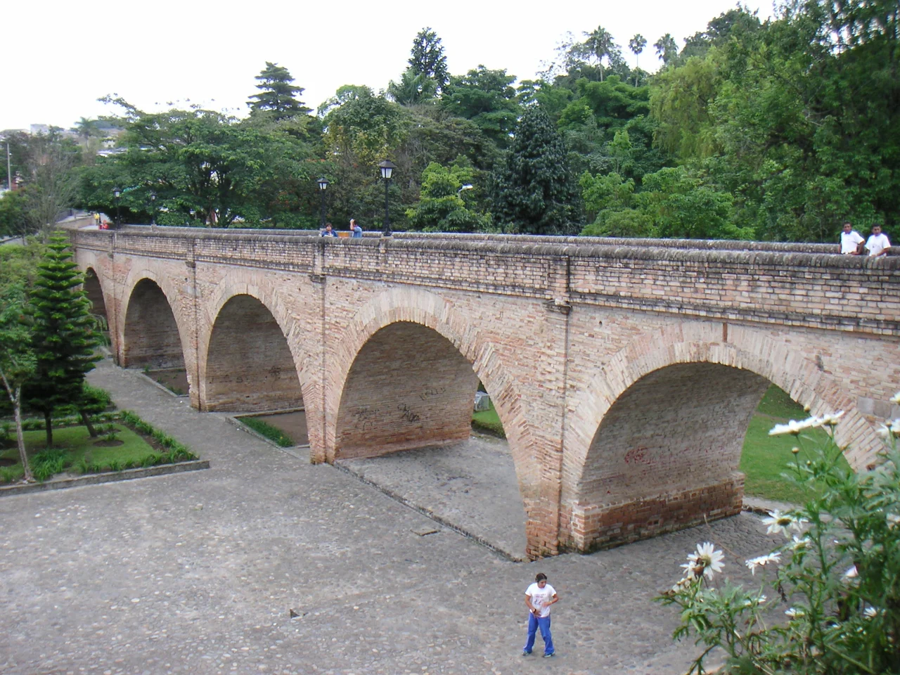Description: Puente del Humilladero (1869) in Popayán, Colombia

Source: Louise Wolff (darina), March 2005