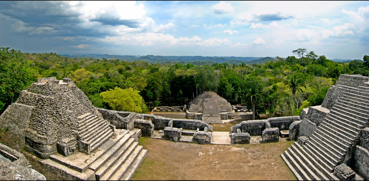 Panorama_atop_Caracol