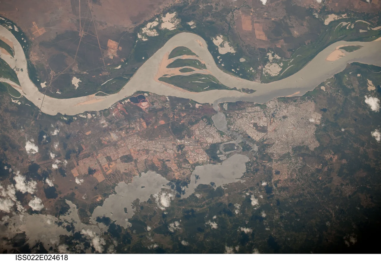 A la izquierda el rio Caroní - al fondo a la derecha el rio Orinoco