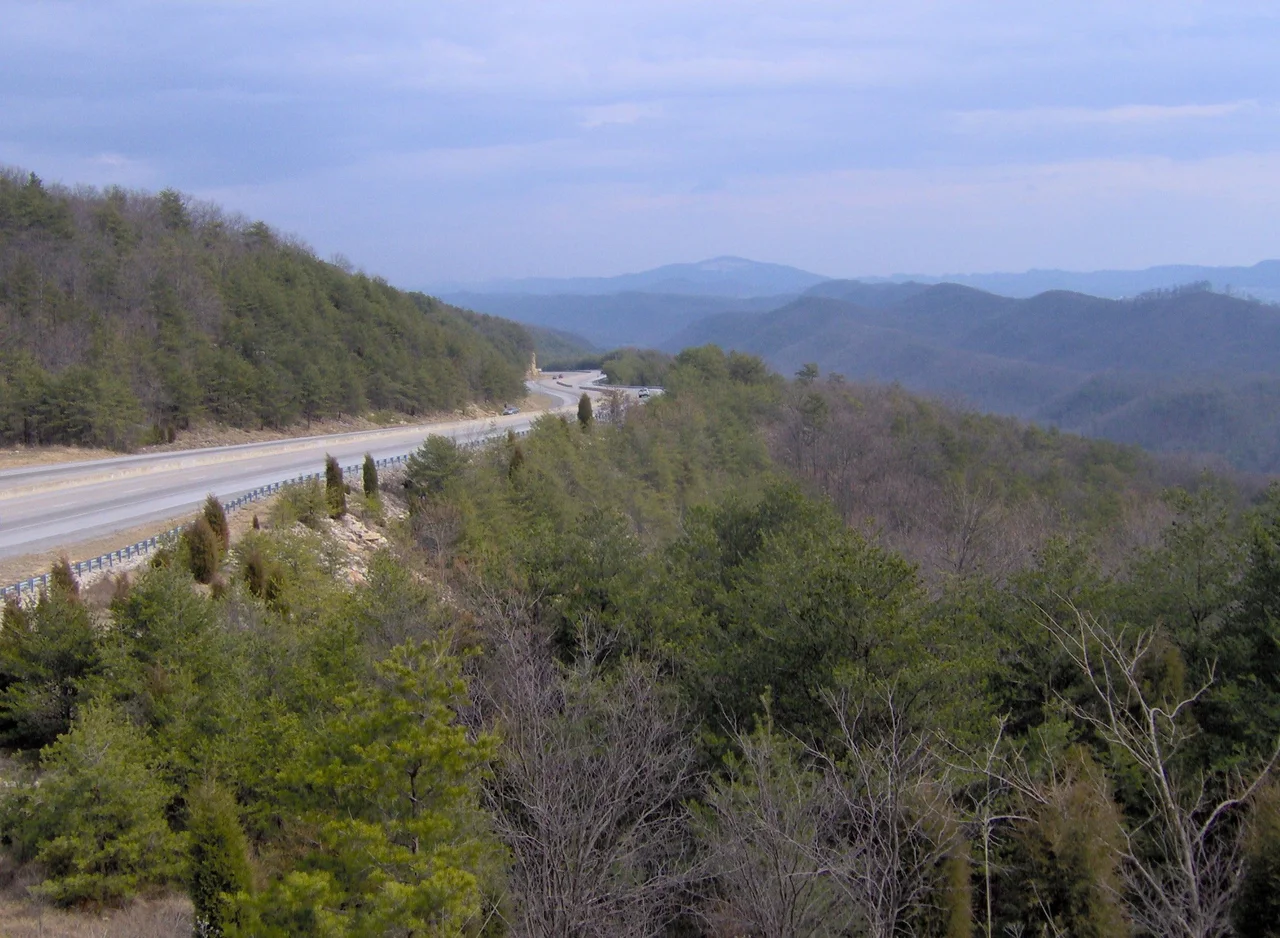 US Route 25 descending the southern slope of Clinch Mountain in Grainger County, Tennessee, in the southeastern United States.