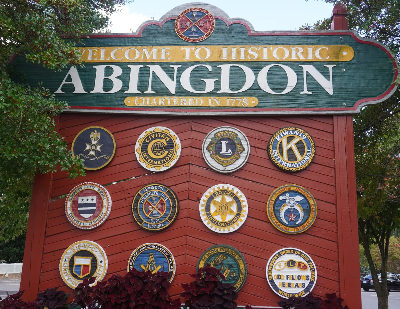 The Abingdon welcome sign, with historic government seals.
