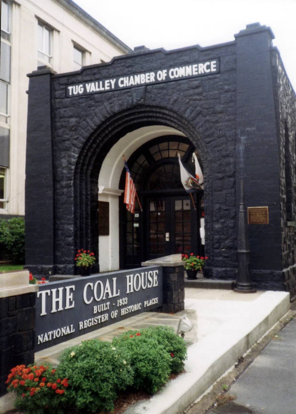 The Coal House museum in Williamson, West Virginia, United States.
The coal building is on the National Register of Historic Places in Mingo County, West Virginia.
Photo taken summer 1998.
Self-made photo.