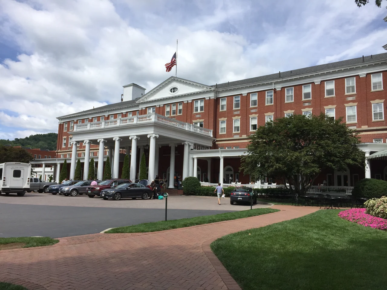 Old wing of The Omni Homestead Resort in Hot Springs, Virginia in 2016





This is an image of a place or building that is listed on the National Register of Historic Places in the United States of America. Its reference number is 84003494 (Wikidata).